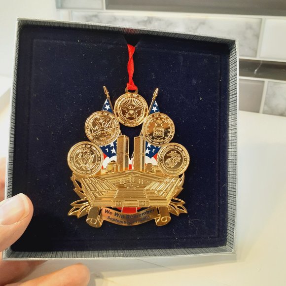 RARE 911 WE WILL REMEMBER SEPTEMBER 11, 2001 CHRISTMAS ORNAMENT in box - Picture 1 of 9
